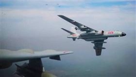 中國解放軍南部戰區於14日組織轟炸機編隊巡航南海。圖為解放軍轟-6K轟炸機編隊。（圖／翻攝微博）