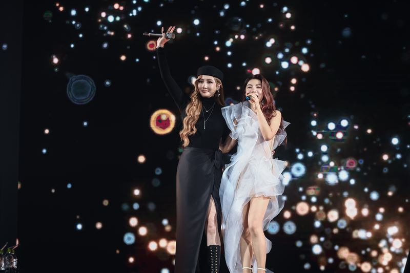 丁噹（右）首日合體A-Lin（左）飆唱，話題卻有些尷尬。（圖／相信音樂提供）