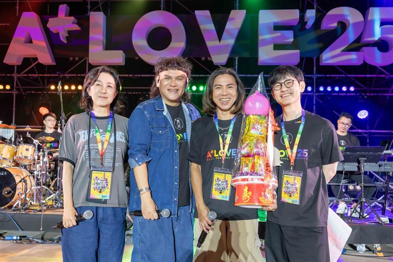 桑布伊（左2）生日獲得罐頭塔。左起黃韻玲、桑布伊、郭蘅祈、陳建騏。（圖／愛之日常音樂節提供）