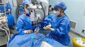 為保住視力，醫療團隊立即替陳叔安排手術。（圖／翻攝自微博）