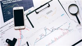 國泰美國多重收益平衡基金，同時布局深具潛力的美股、債券市場，目前基金持有投資組合包括AI巨頭輝達、微軟、亞馬遜等7巨頭成員，基金亦持有超過5成的債券部位，股債並進穩健布局。（示意圖／PEXELS） 