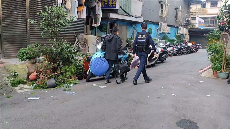 警方蒐證後準備離去。（圖／翻攝畫面）