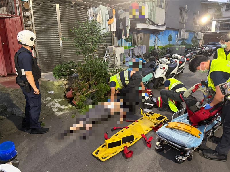 消防救護員獲報到場準備將男子送醫。（圖／翻攝畫面）