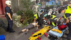 消防救護員獲報到場準備將男子送醫。（圖／翻攝畫面）