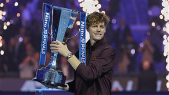 退宿敵艾卡拉茲　辛納年終賽全勝衛冕奪冠