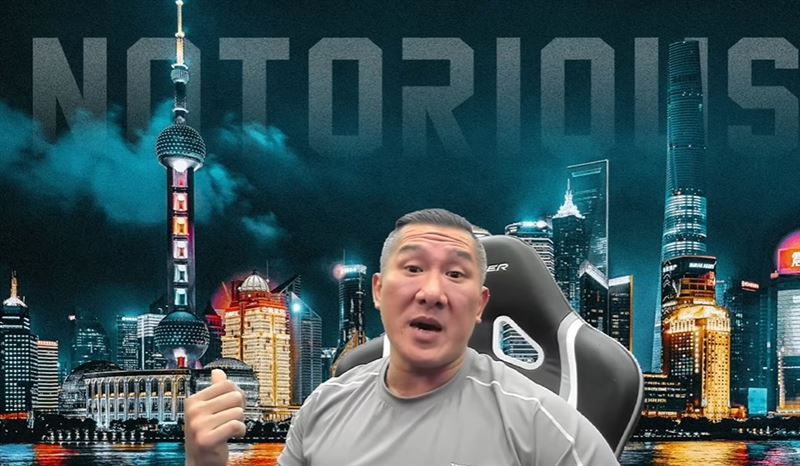 館長遭戰友、「大師兄」李慶元、公司總監吳明鑒以及主管小偉，指控職場性騷擾等多項不當行為，引發關注。（圖／翻攝自館長惡名昭彰 YouTube頻道）