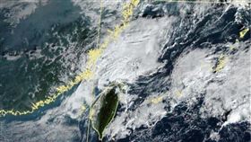 鄭明典指出，紅色小箭頭指的界面，應該就是一到比較顯著的冷空氣前緣。（圖／取自前氣象署長鄭明典臉書）