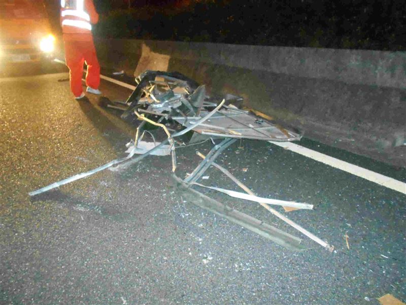 國道上出現小貨車的棚架，導致8車受損。（圖／翻攝畫面）