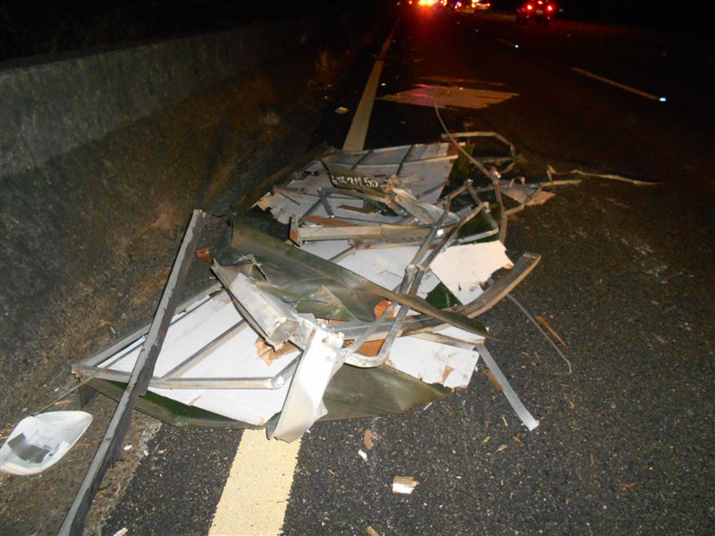 鐵架連續被車撞擊，已經爛不成形。（圖／翻攝畫面）