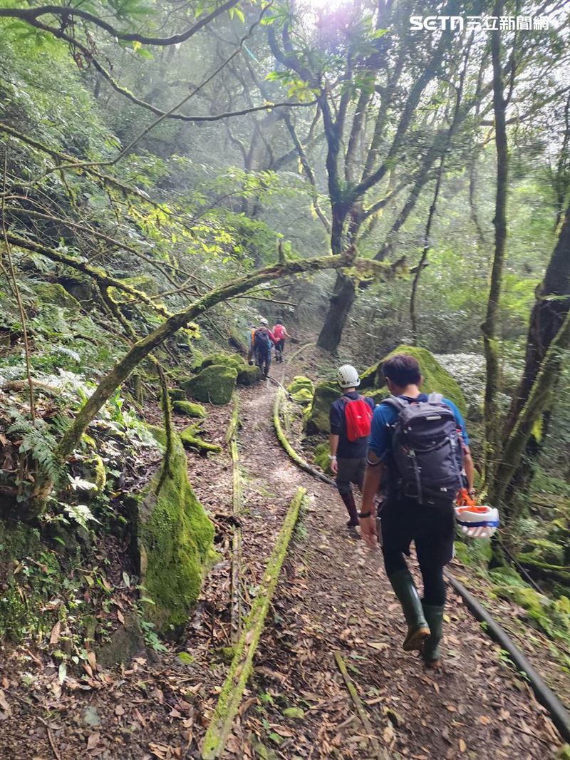 兩名年紀55 歲與 60 歲的女性山友在回程途中與隊伍脫隊、誤入支線走失，所幸消防隊迅速出動，在三小時內順利尋獲。(圖/翻攝畫面)