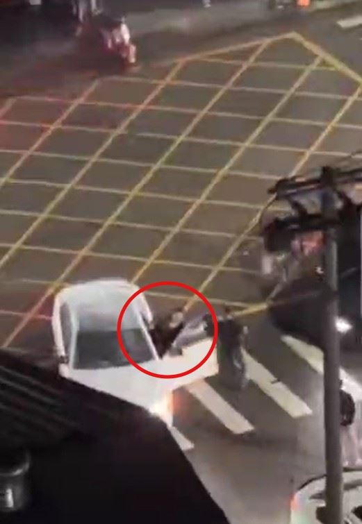 陳姓男子挨打後，奮勇趁隙站起來，衝到嫌犯車內的駕駛座拔除車鑰匙。(圖／翻攝自記者爆料網)