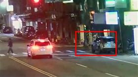 這對情侶在非行人穿越道處穿越車道，且進行穿越時車流綠燈通行中。（圖／翻攝畫面）