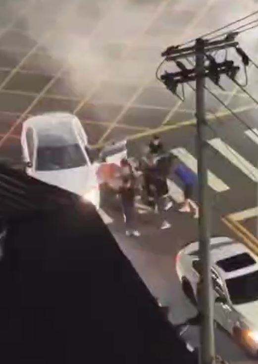 陳姓男子被6名嫌犯持球棒圍毆，打趴在地。(圖／翻攝自記者爆料網)