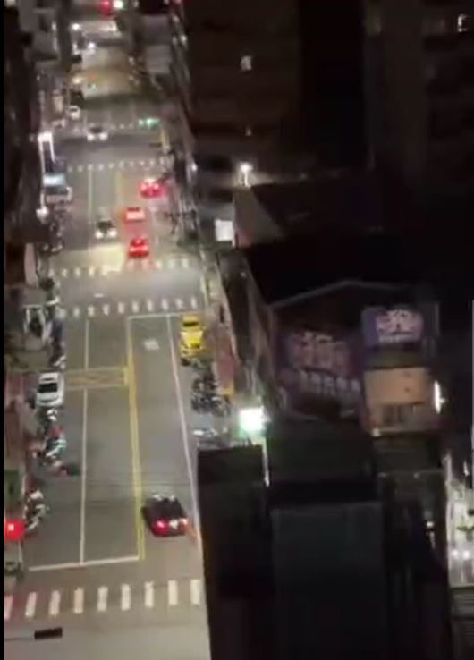 警方出動快打部隊，將傷痕累累的陳男送醫，追捕5名嫌犯到案。(圖／翻攝自記者爆料網)