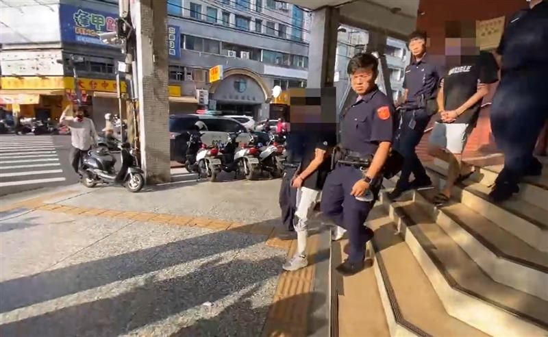 警方逮捕以29歲趙男為首共5名嫌犯，據了解疑似與附近居民有債務糾紛，深夜炸街放鞭炮行徑囂張。(圖／翻攝畫面)