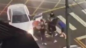 改裝車凌晨炸街，放鞭炮，疑「討債」，無辜男，陳男，噴滅火器驅離，遭球棒隊狠Ｋ(圖／翻攝自記者爆料網)