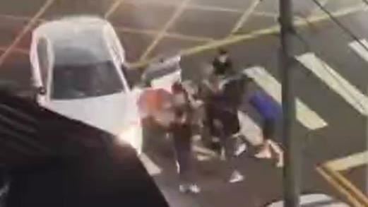 改裝車炸街疑討債 勇男勸阻遭球棒隊狠K