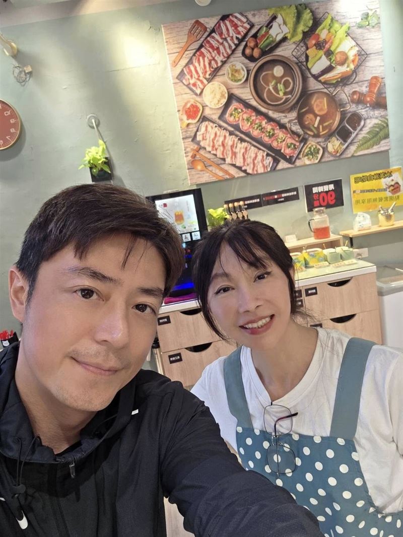 霍建華（左）吃火鍋與老闆娘合照。（圖／新北斗石頭小火鍋北投唭哩岸店授權提供）