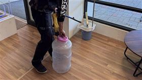 台中、龍井圖書館、眼鏡蛇、腳部（圖／翻攝畫面）