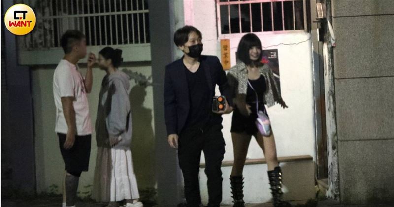 本刊直擊郭鬼鬼與一名西裝男子一同現身台北內湖區，兩人外型看來相當登對。（圖／CTWANT）