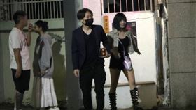 本刊直擊郭鬼鬼與一名西裝男子一同現身台北內湖區，兩人外型看來相當登對。（圖／CTWANT）