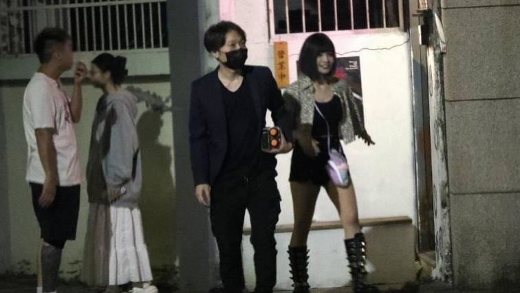 郭鬼鬼勁裝長腿現身內湖 帥氣西裝男相伴