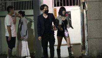 郭鬼鬼勁裝長腿現身內湖　帥氣西裝男相伴