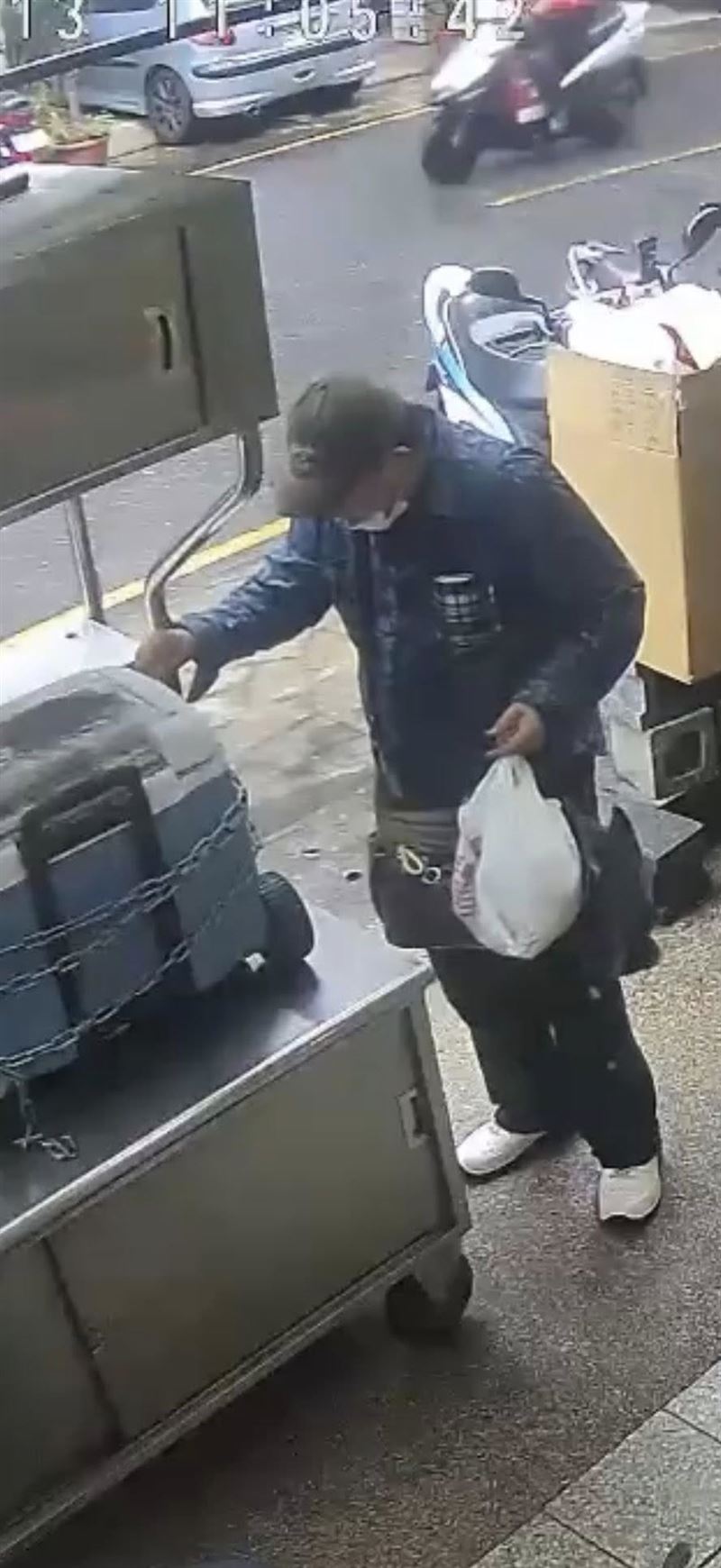 神秘阿北塞錢在地瓜球攤商的小冰箱上。（圖／翻攝自臉書林口大家庭）