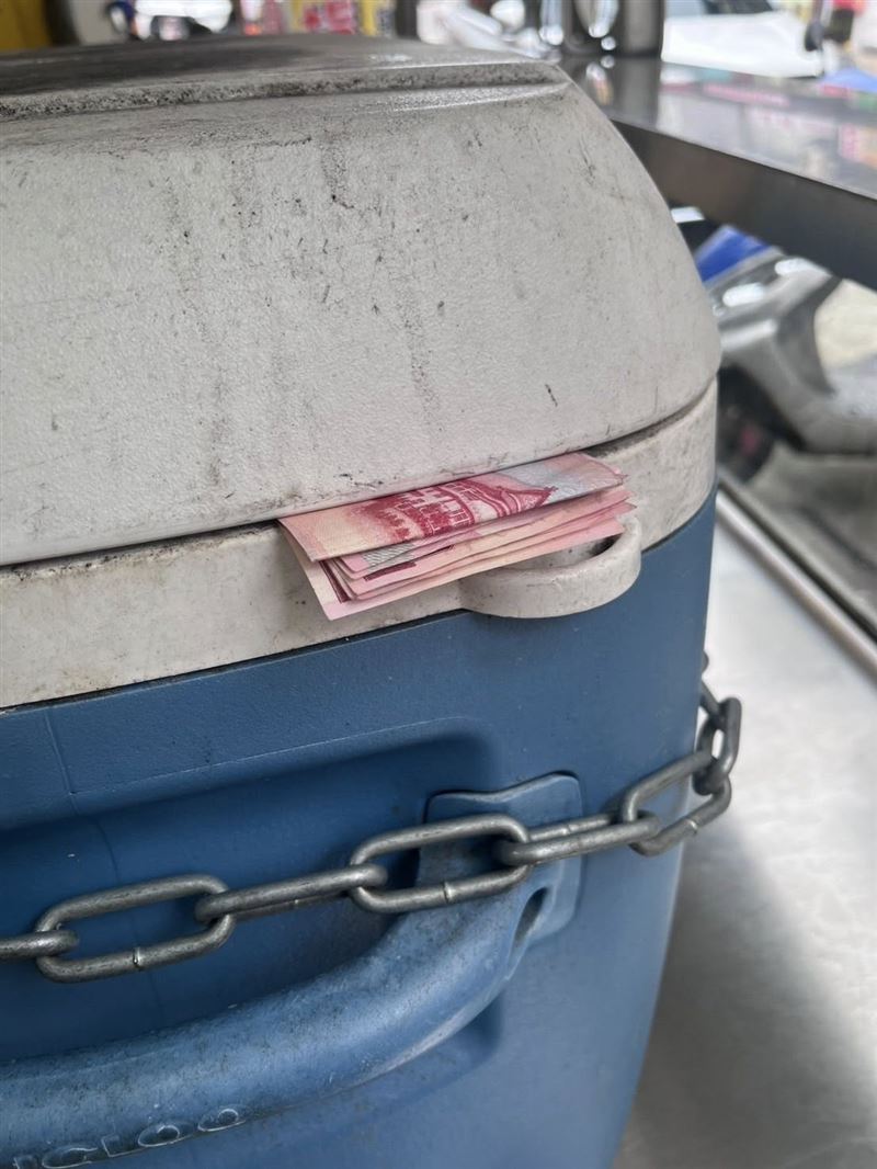 百元鈔被塞在地瓜球攤傷的小冰箱上 。（圖／翻攝自臉書林口大家庭）