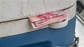 百元鈔被塞在地瓜球攤傷的小冰箱上 。（圖／翻攝自臉書林口大家庭）