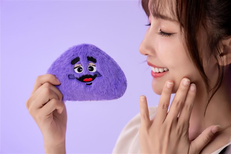 麥當勞奶昔大哥來了，韓國同款「紫色絨毛包」11月19日開賣。（圖／麥當勞提供）