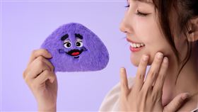 ▲麥當勞奶昔大哥來了，韓國同款「紫色絨毛包」11月19日開賣。（圖／麥當勞提供）