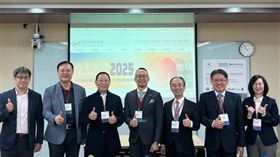 左起:中華經濟研究院台灣經濟所副研究員魏聰哲博士、中興大學日韓總和研究中心資深研究員金士懿博士、前軍事情局報局長劉德良中將、當代日本研究學會理事長王宏仁教授、台北大學資訊管理研究所所長戴敏育教授、中山大學水資源研究中心研究員邱啟敏博士、台北科技大學經管所丁子華碩士