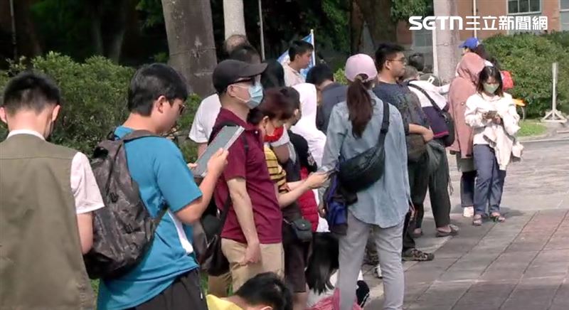 一票人排隊等雞排被放鳥