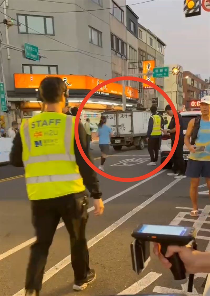 小貨車亂入賽道。（圖／翻攝畫面）