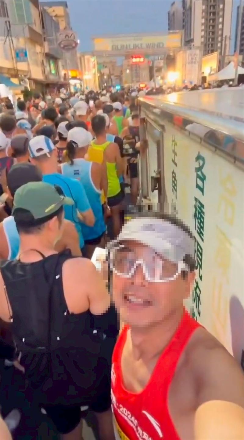 「新竹城市馬拉松」昨（16日）起跑，竟發生小貨車亂入的情形。（圖／翻攝畫面）