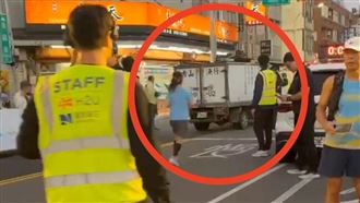 新竹城市馬貨車亂入　跑者「肉身擋車」