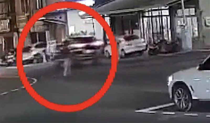 驚悚瞬間曝光!彰化男慶生後闖紅燈遭擊落