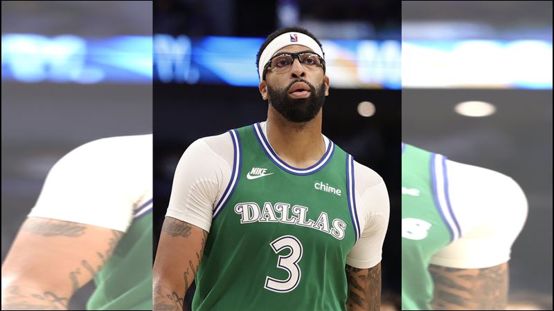 獨行俠球星戴維斯（Anthony Davis）至少要再等7至10天才有望歸隊。（圖／翻攝自X平台 @BleacherReport）