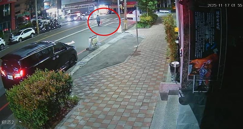 不滿被引擎聲浪吵到無法入睡，「正義運將」持滅火器跑上前與炸街的改裝車理論。(圖／翻攝畫面)