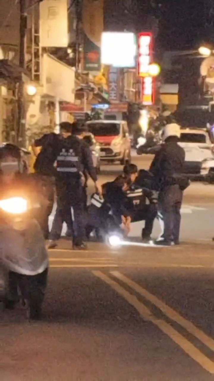 員警以電擊槍制伏女子並送醫。（圖／翻攝畫面）