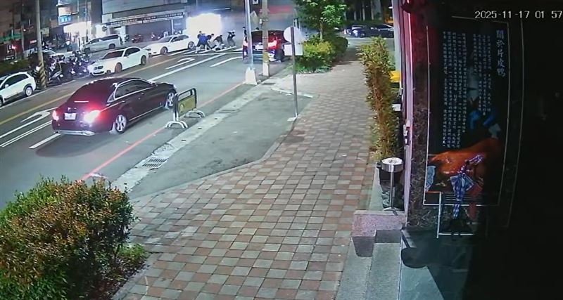 運將遭6人持球棒圍毆長達90秒仍不畏懼，衝進嫌犯車內試圖拔走車鑰匙防止脫逃。(圖／翻攝畫面)