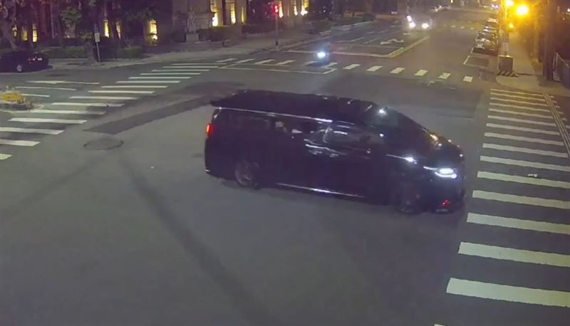 警方出動快打部隊24名員警，火速逮捕5名嫌犯，其餘3名嫌犯在17日下午1點30分也逮捕歸案。(圖／翻攝畫面)