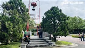 幾名學生早早到場等候雞排。（圖／記者柯美儀攝影）