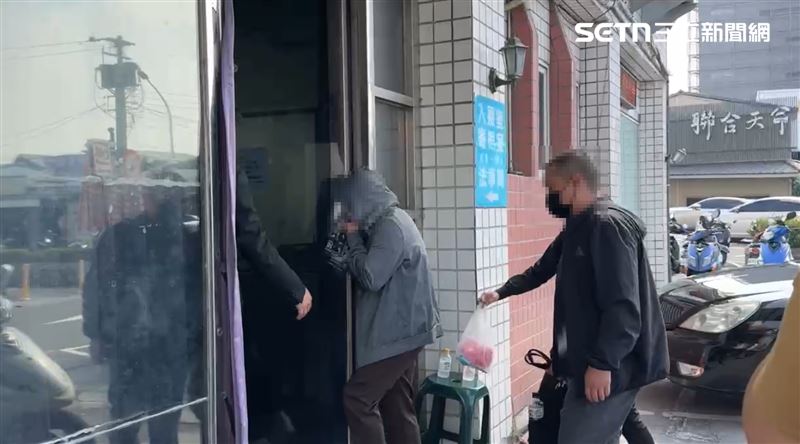 高雄自小客車暴衝掃倒待轉格機車釀1死，檢方17日上午相驗。（圖／翻攝畫面）