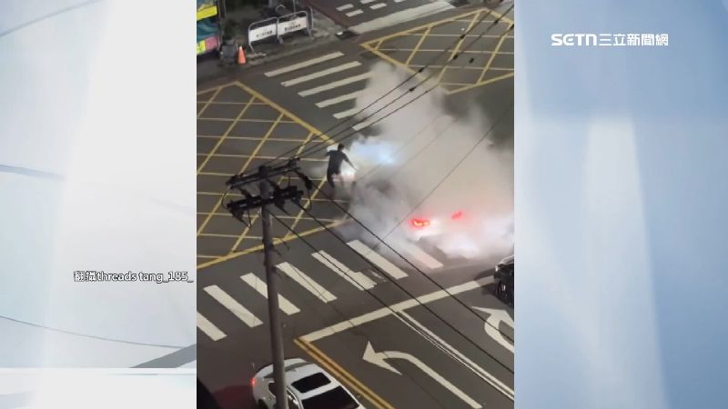 被害男子拿滅火器對炸街車輛進行噴灑