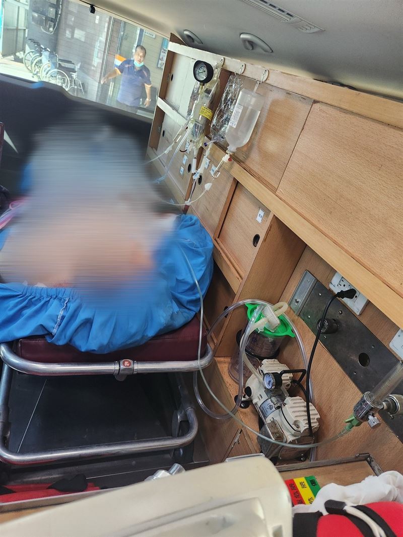 「李爸水餃」二兒子在滿20歲隔天自撞身亡，李妻白髮人送黑髮人，再堅強都忍不住落淚。（圖／翻攝李爸水餃臉書）