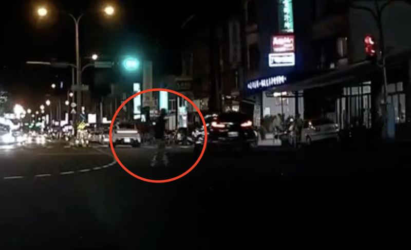 李男闖紅燈過馬路。（圖／翻攝畫面）