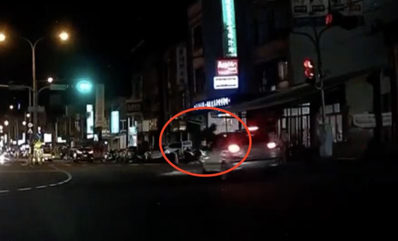 李男闖紅燈過馬路跑到對面超商購物遭撞。（圖／翻攝畫面）