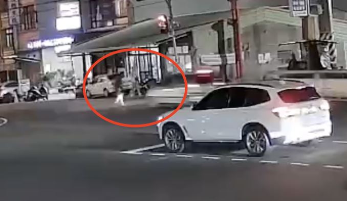 李男被撞飛後重摔落地。（圖／翻攝畫面）